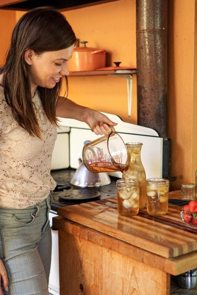 pouring brewed tea into glasses